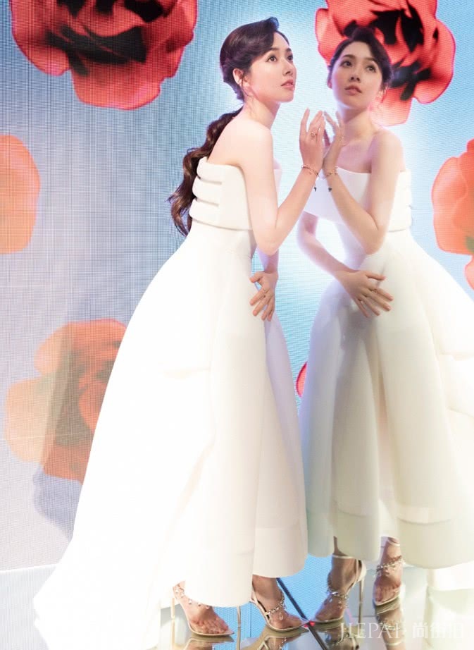 郭碧婷穿上“鸡爪裙”现身，观众的视线估计移不开了！