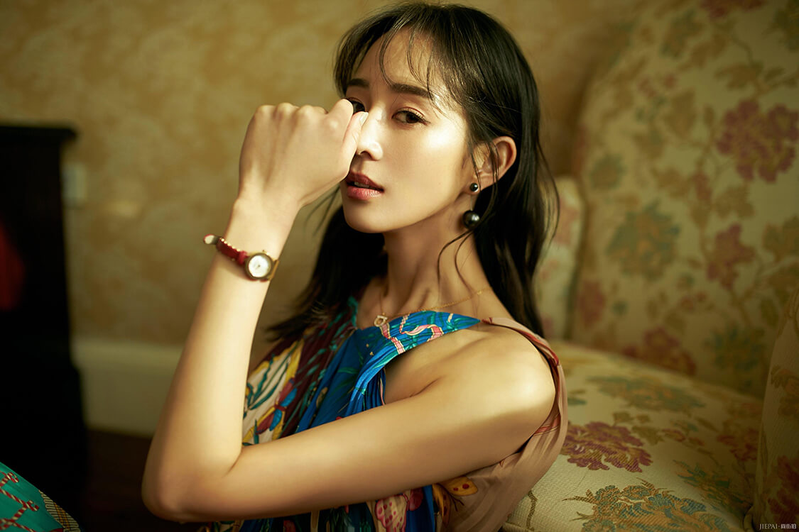 气质美女张钧甯,穿印花裙换个发型尽显少女感
