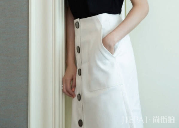 张钧甯饿一星期都穿不下的裙子,她系5颗扣子!