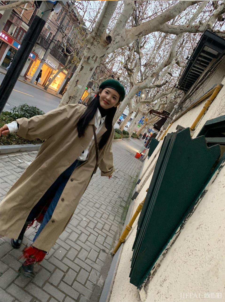 章若楠穿着运动装清纯甜美,感觉又恋爱了