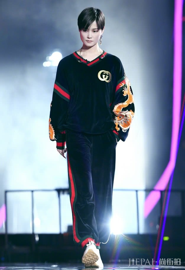 李宇春穿“粽子鞋”没谁了,时尚感满满!