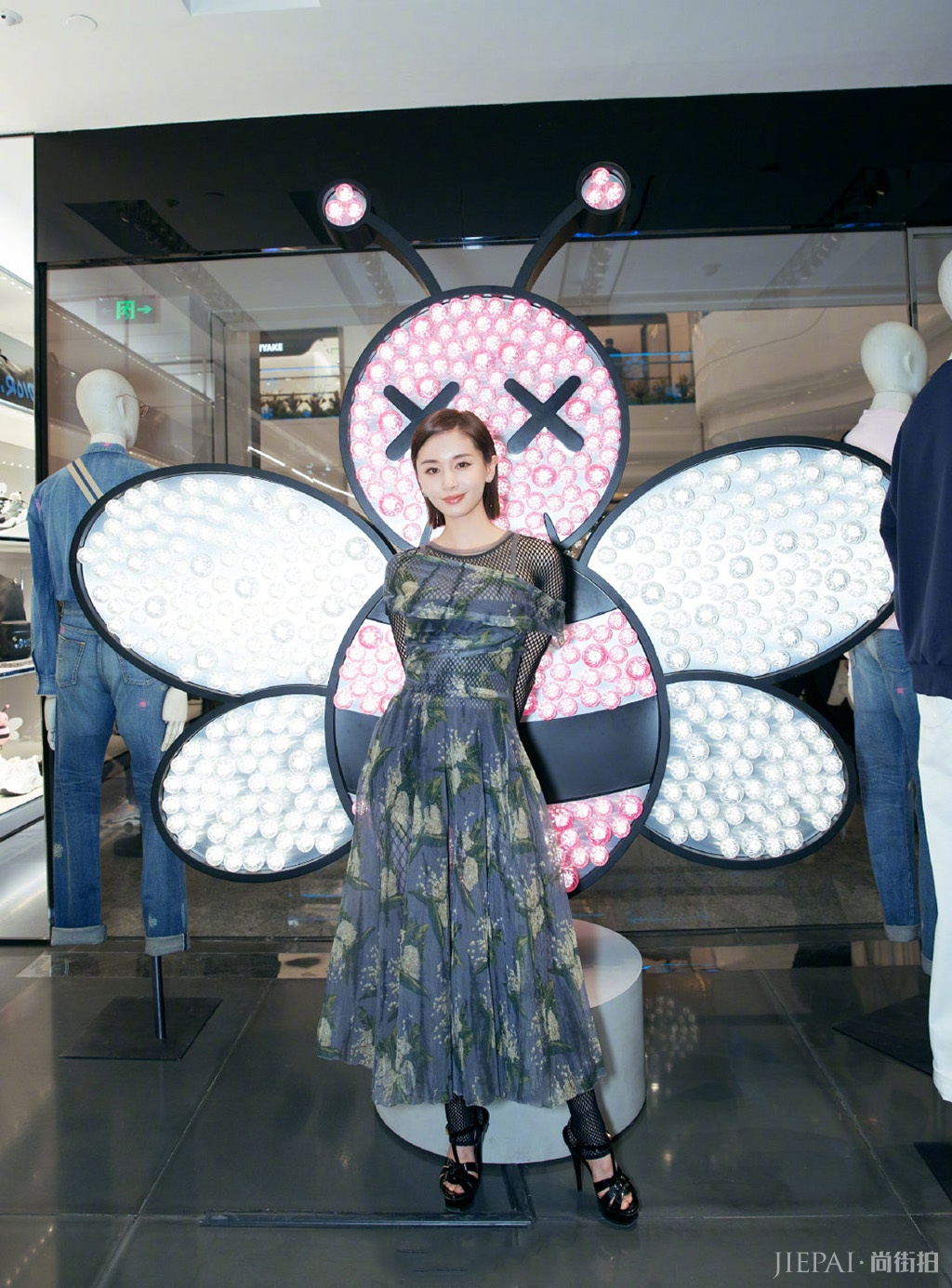 迪奥酒会群星聚会，王珞丹上演都市轻熟魅力，李诗颖古典风显诗意！