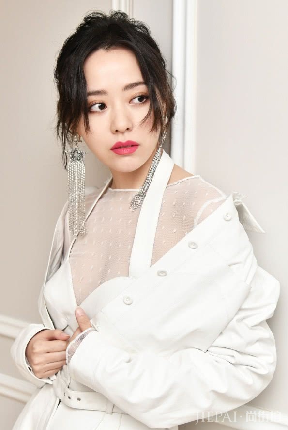 张靓颖穿了一件薄薄的纱,却还是勒出了赘肉!