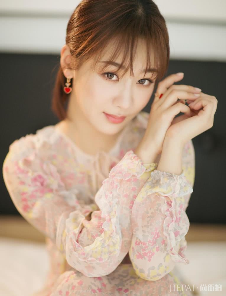 杨紫穿碎花长裙仙气灵动似仙女,终于穿对了