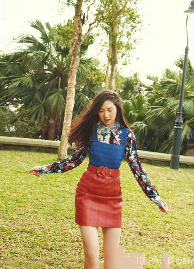 甄子丹晒女儿15岁杂志写真照，身材姣好大长腿吸睛！