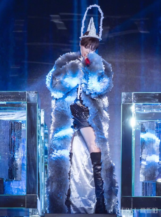 李宇春穿件厚过毛毯的衣服，不知道还以为“炸毛了”！