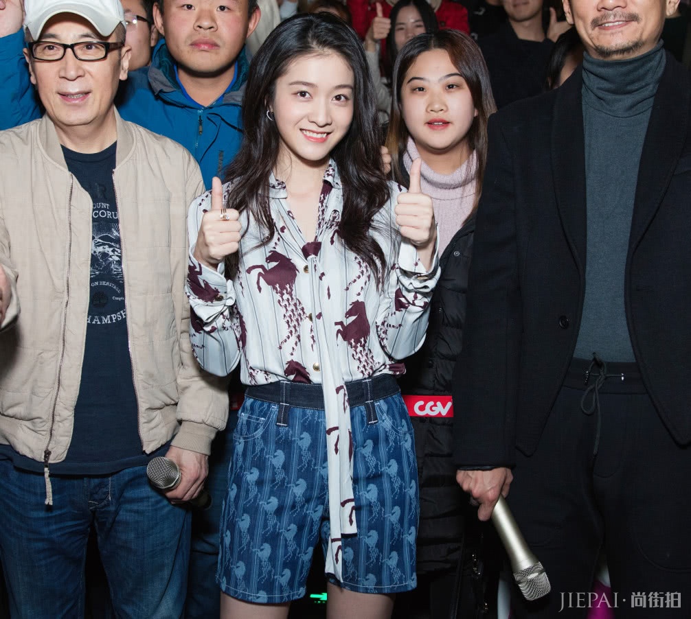 张雪迎一身西装穿成少女,无敌羡慕