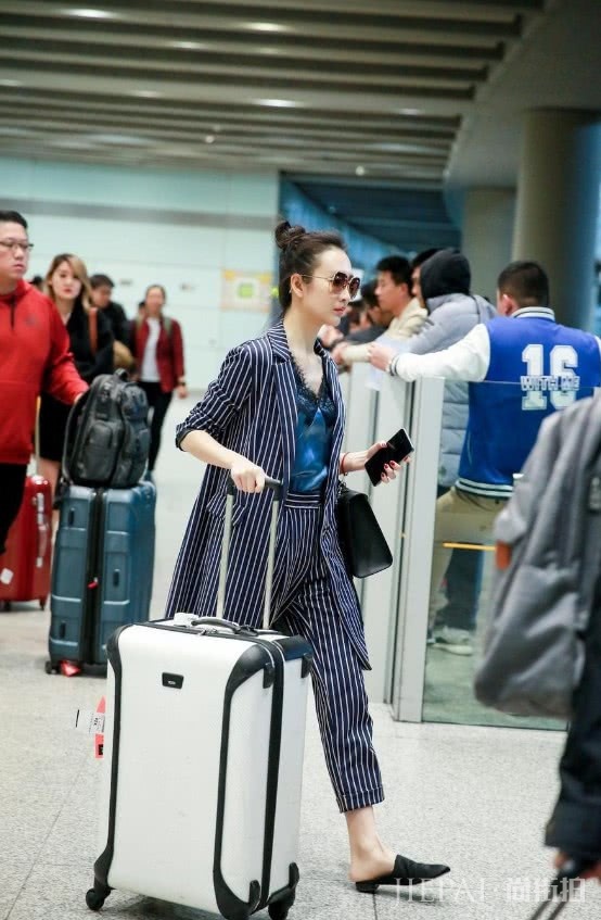王鸥“吊带睡衣”也能配西装,太帅气了!