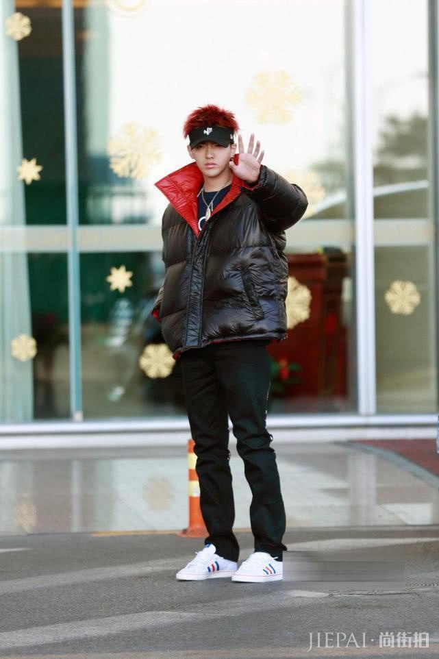 陈楚生穿羽绒服现身,袖口一抹红色增添新年气氛!