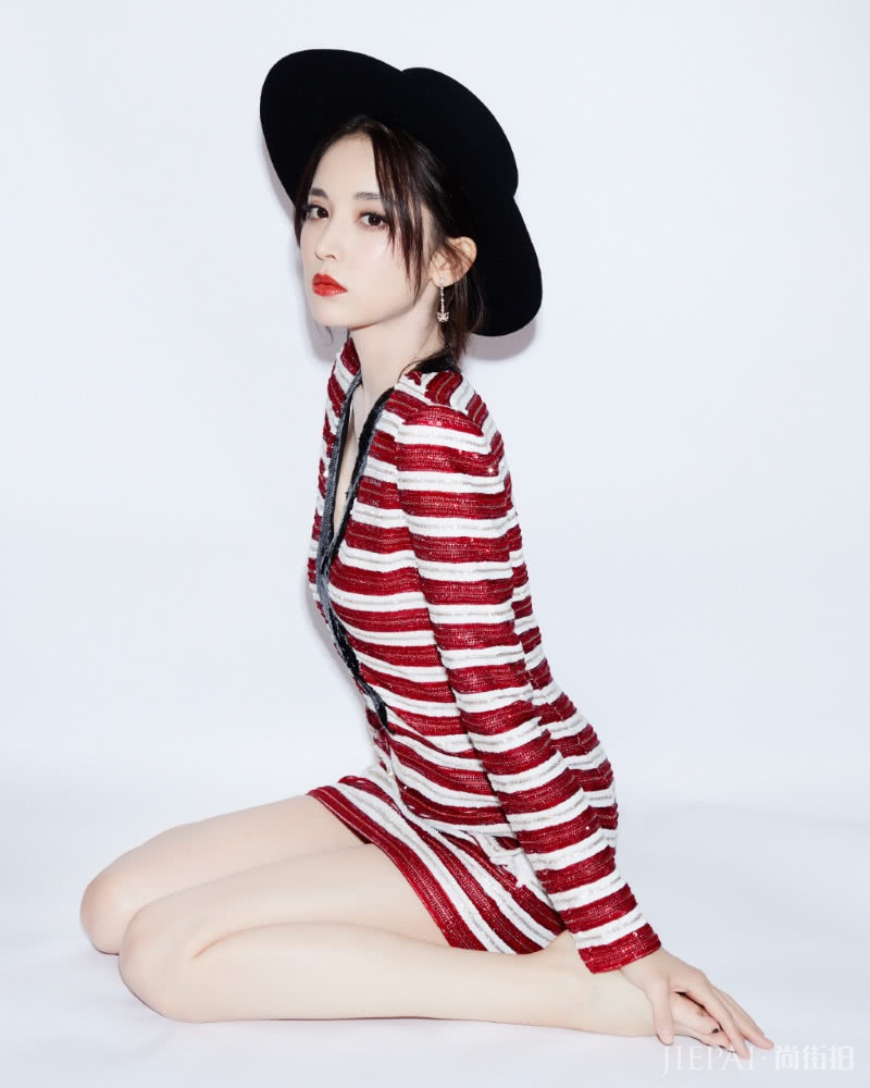 微博之夜,古力娜扎身材就是好,唐嫣C位笑起来还是那么甜