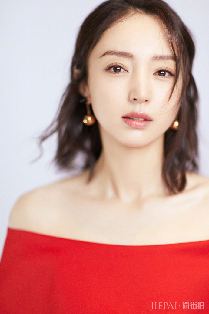 董璇纯白色套肩连衣裙显气质,好美啊