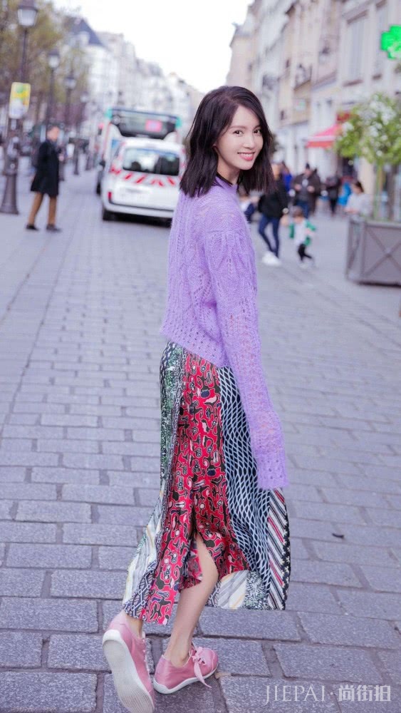 金晨绿色灯芯绒衬衣不扣,棉衣脱一半。这是想怎样时尚?