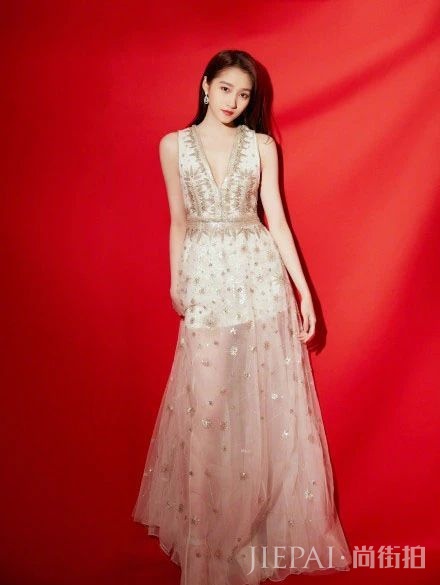 关晓彤礼服穿搭太好看,一双大长腿简直就是礼服穿搭杀手锏!