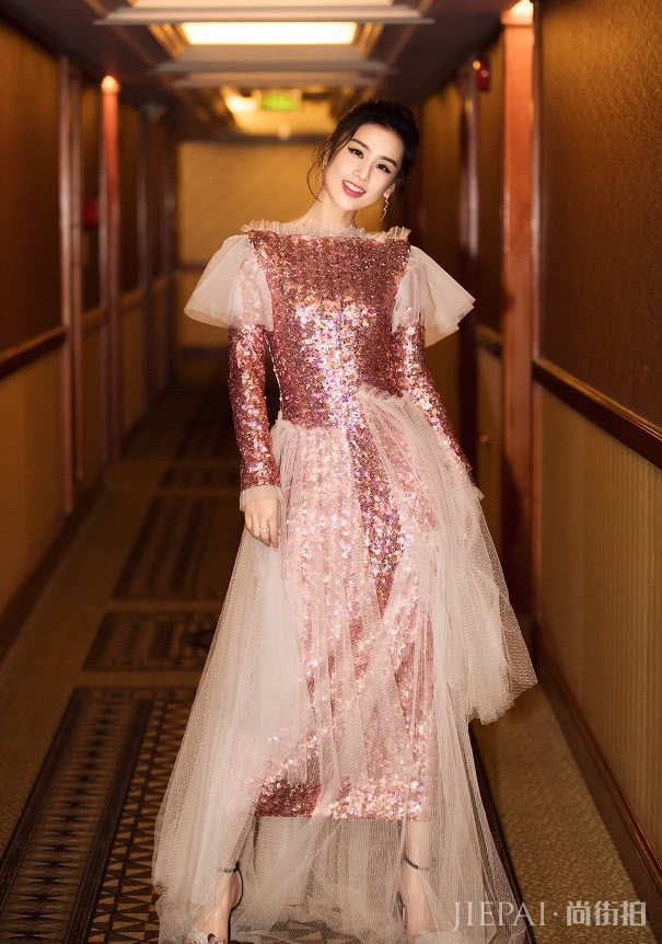 黄圣依与秦岚同穿鱼鳞服，谁更没呢？