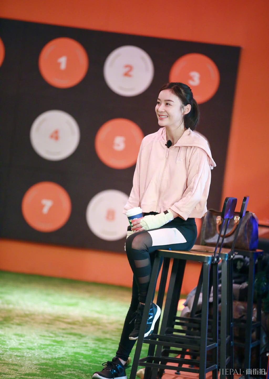 袁姗姗粉色外套配运动裤，惊艳全场，30多岁依然少女感满分