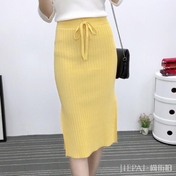 开叉长裙塑美臀,媲美女神的36D