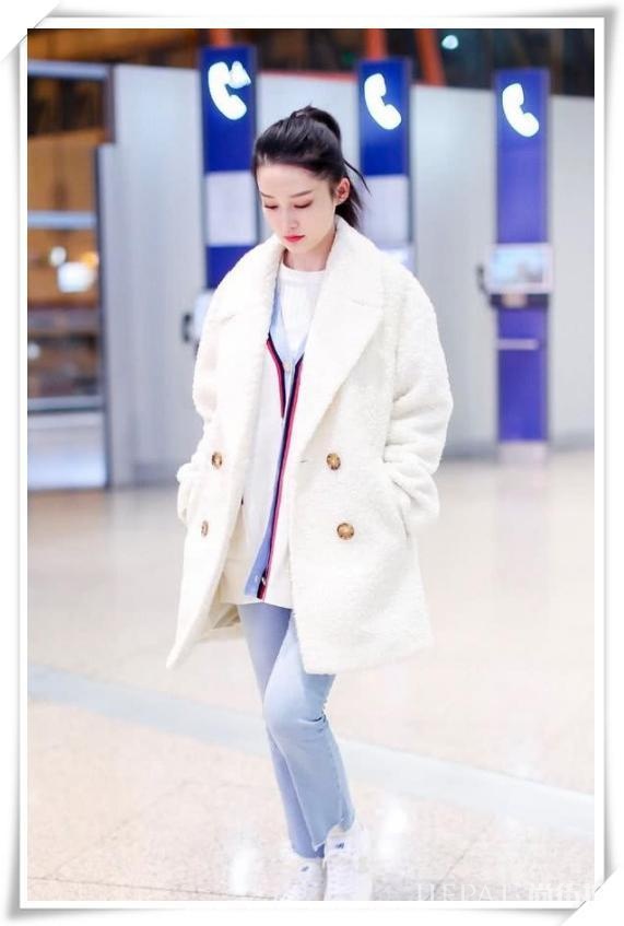 李沁白衣配蓝裤少女感太强,不留神美回18岁