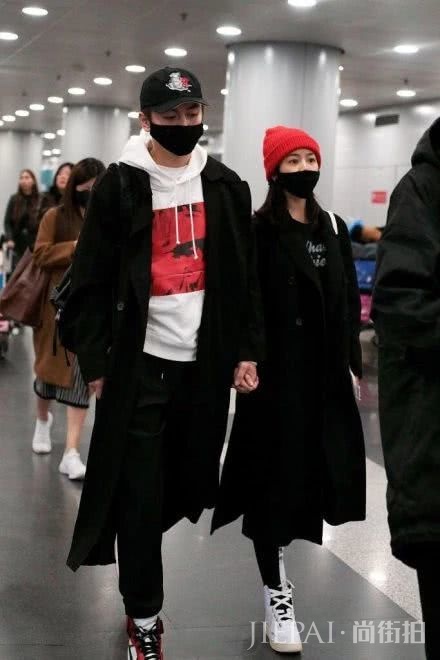 陈妍希一对小酒窝笑起来超级迷人，依然美若少女