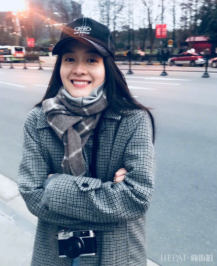 张雪迎一身西装穿成少女,无敌羡慕