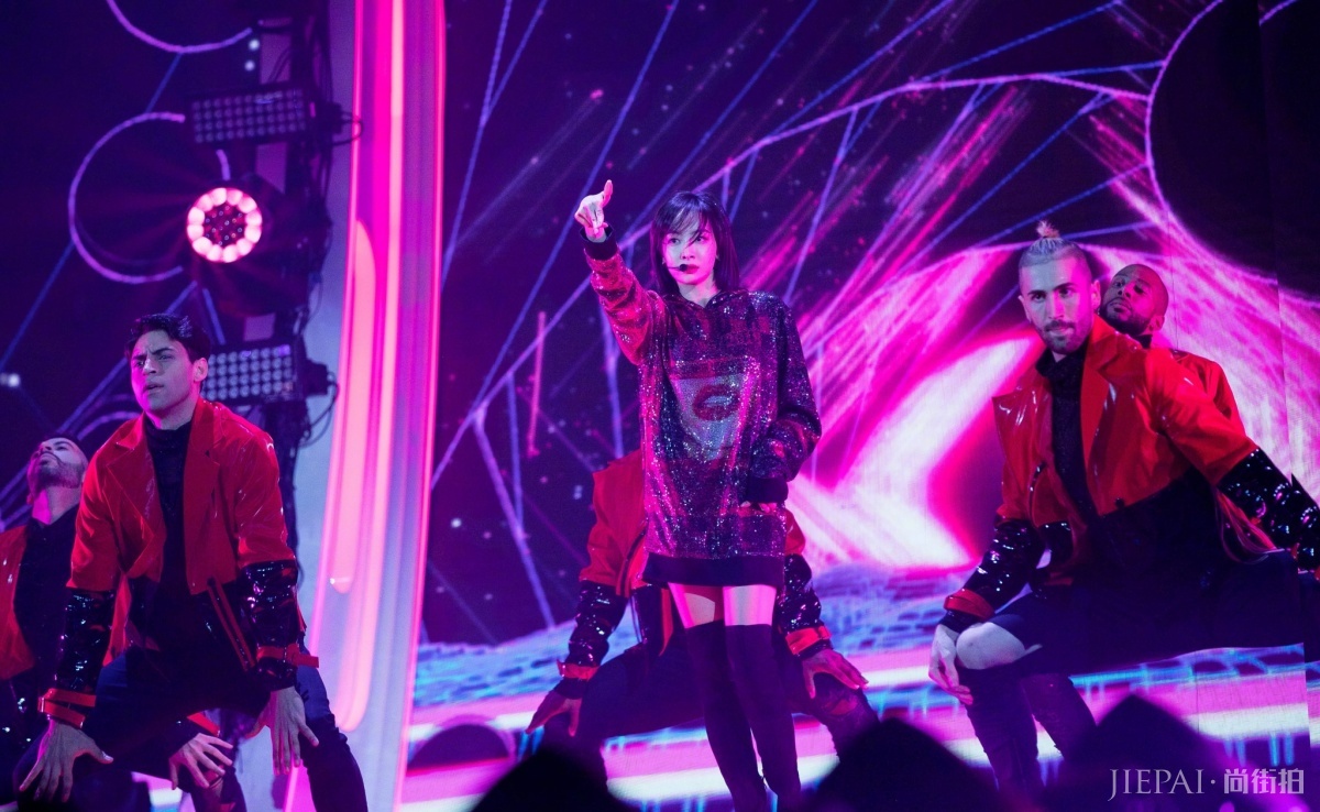 宋茜卫衣搭配过膝靴超显腿长!