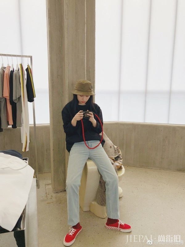 周雨彤的生活照靠衣品圈粉!?