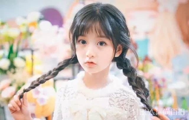 都说抖音洋娃娃是照网红界最美妈妈整的,看到她校花时照片真相了