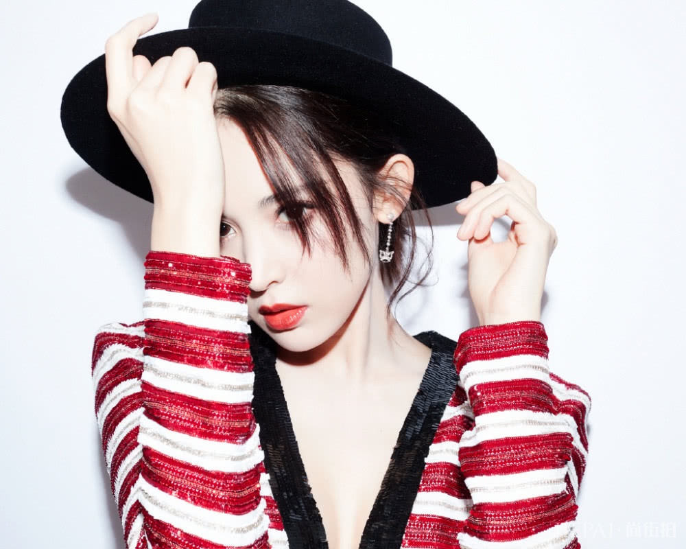 微博之夜,古力娜扎身材就是好,唐嫣C位笑起来还是那么甜