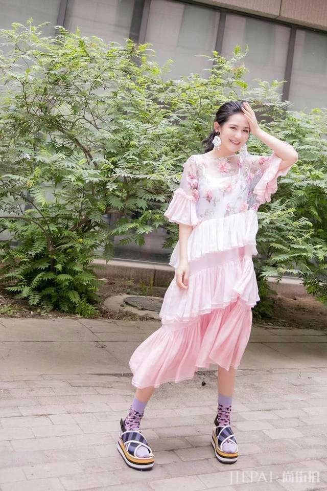 谢娜希腊长裙配纸片腰美回仙女了!