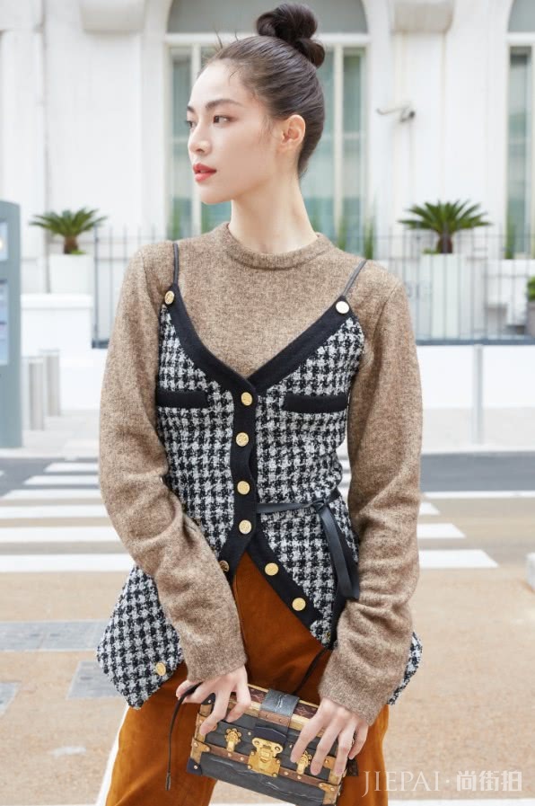 钟楚曦红色连衣裙长靴子现身，居然意外的好看