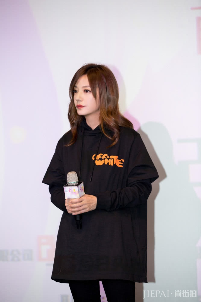 赵薇换“新”发型,身穿一件雅致灰荷叶裙,秒变20岁少女