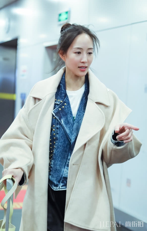 张钧甯把裤脚扎进短靴里,出乎意料短成“小鸟腿”!