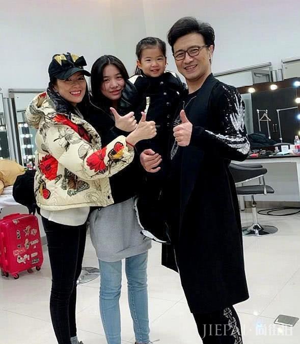 章子怡充满母性光辉,汪峰好福气啊!一家四口十分温馨!