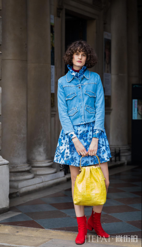 半身裙怎么搭配好?用超高饱和度半身裙打造街头时尚风