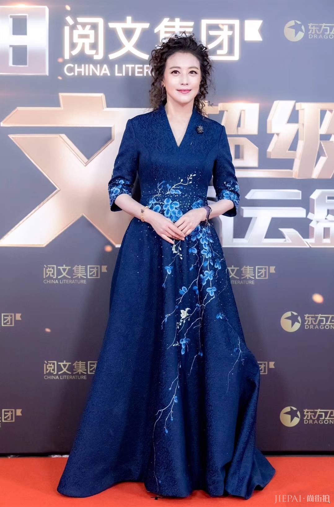 周海媚穿格纹大衣搭针织裙走机场