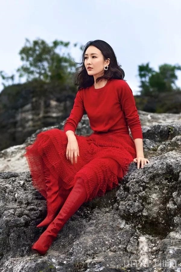 王鸥海旅拍大片慵懒怡人，体态自然美又高级了