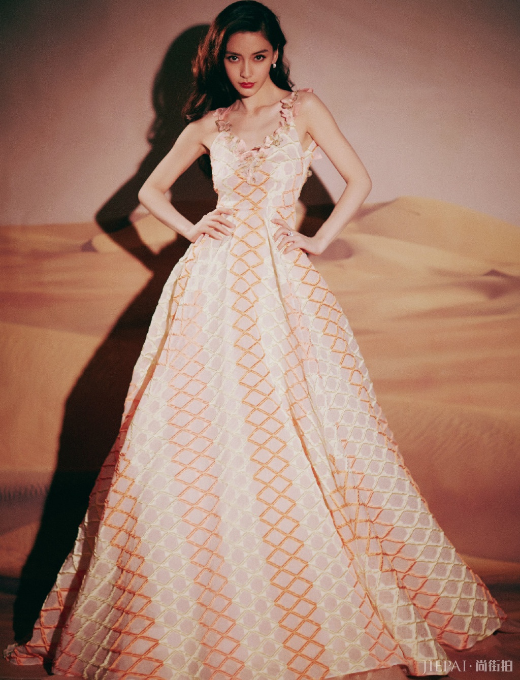 Angelababy剪个性“狼头”造型，清纯少女变霸气女王