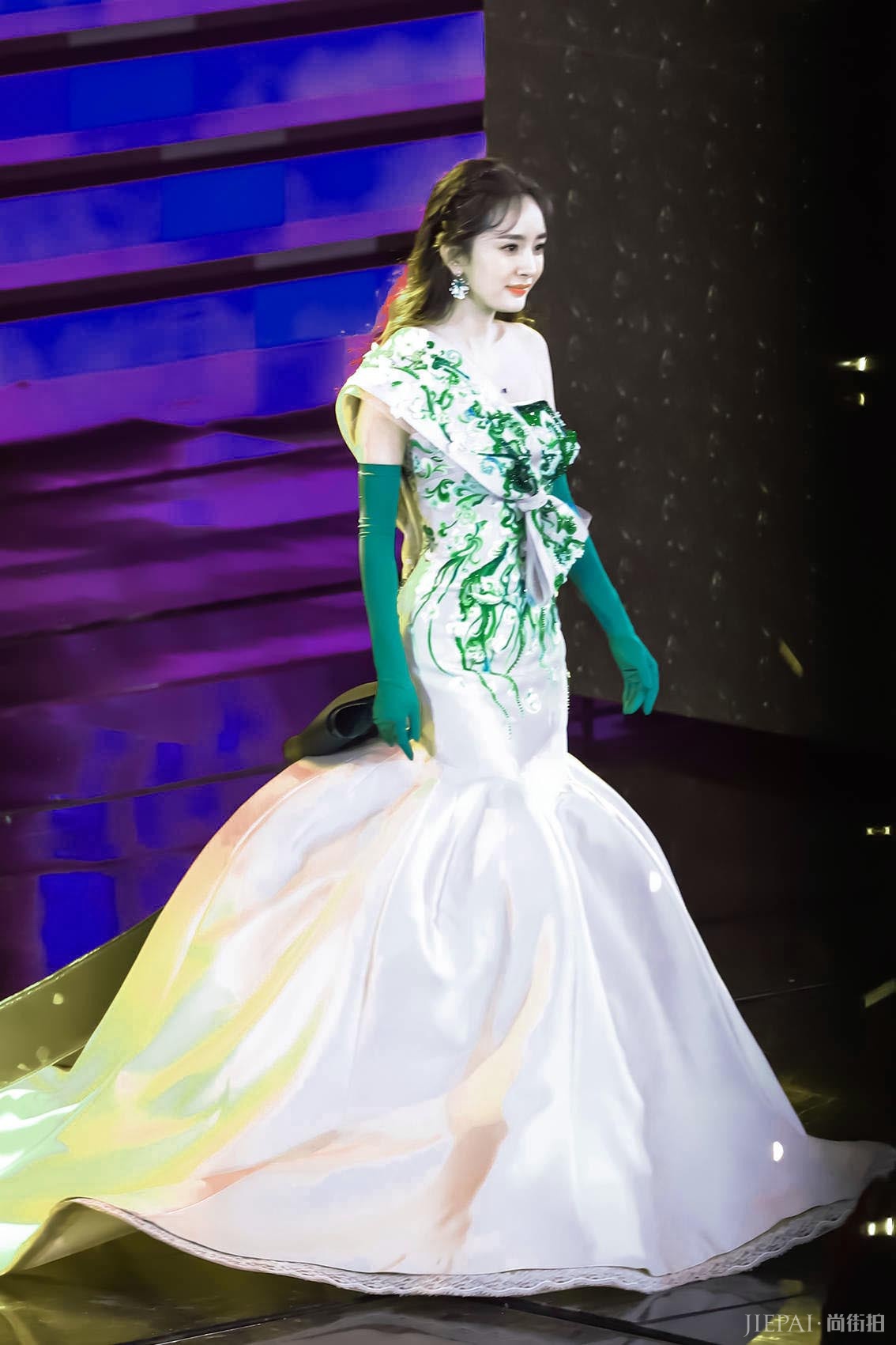 杨幂穿人鱼裙，精美刺绣胜似天仙！