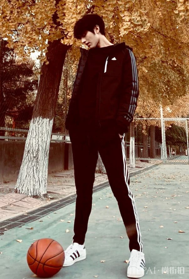 罗正将外套的一边当披风穿尽显撩人功力!