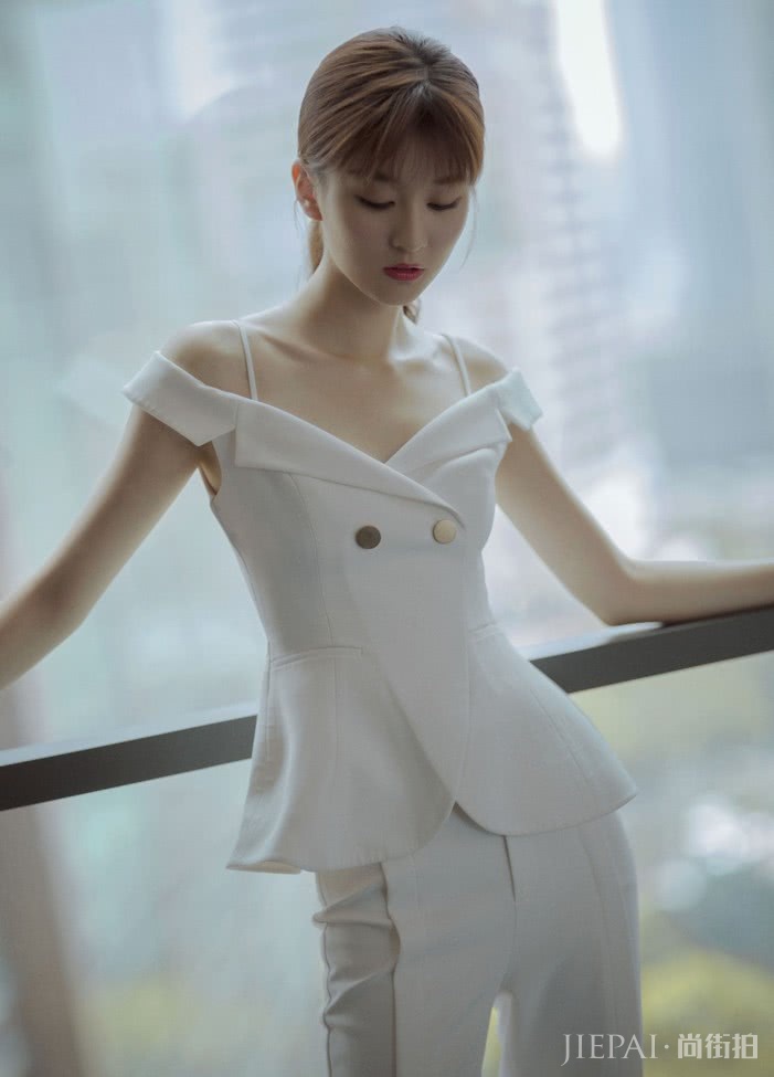 乔欣穿西装像就是小说里的女总裁