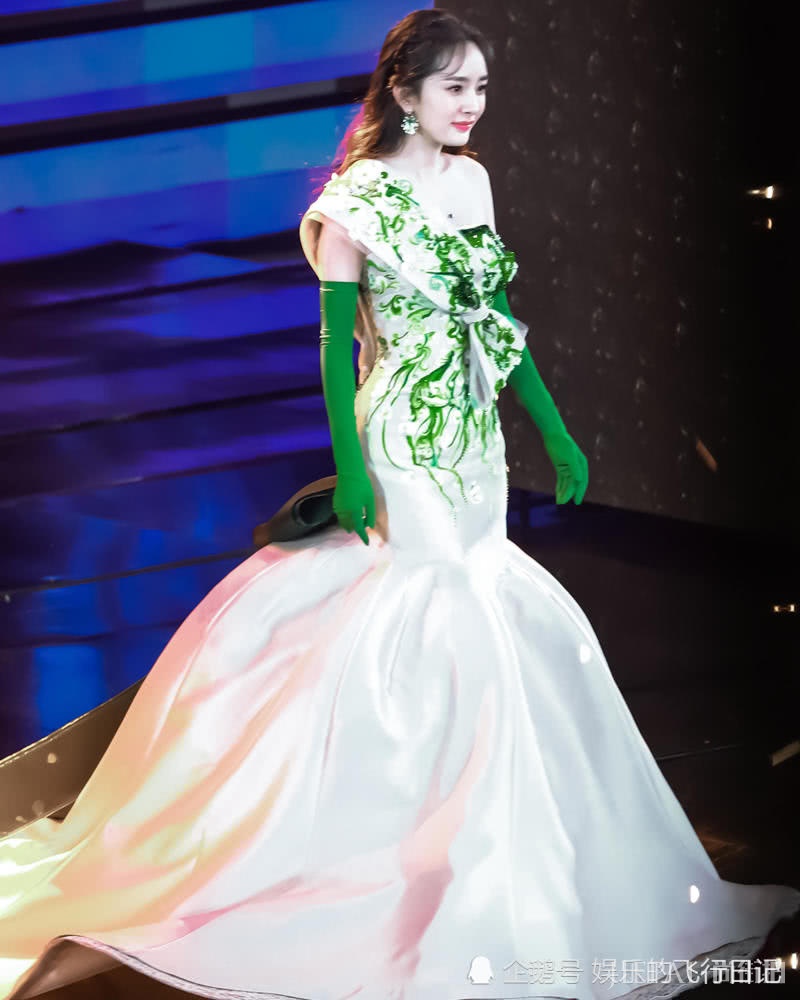 杨幂穿“礼仪小姐服”参加春晚录制,全靠颜值硬撑