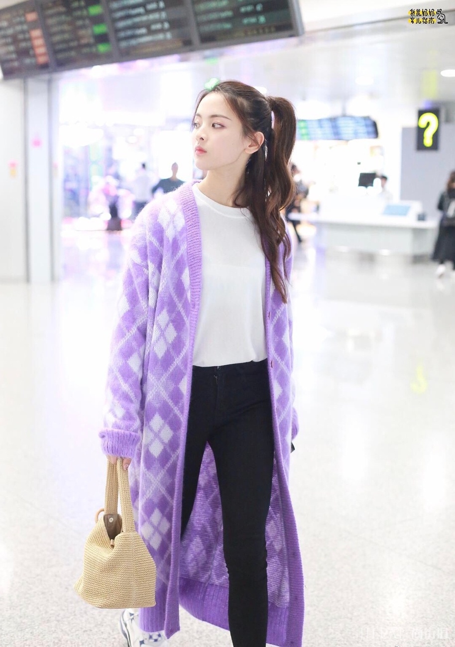 杨超越宋茜穿紫色开衫秀可爱，对比强烈!