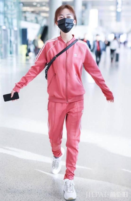 吴谨言又穿粉色走机场，至少减龄10岁