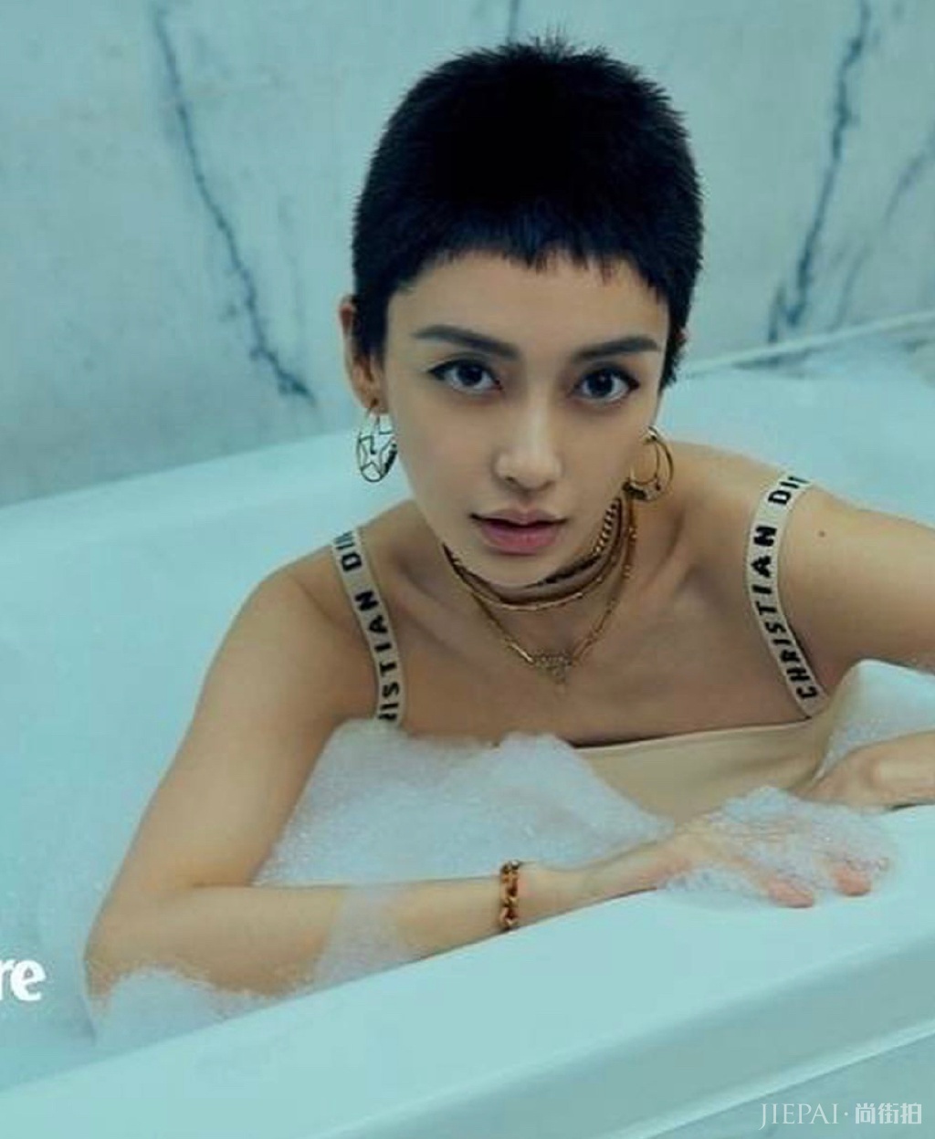 Angelababy剪个性“狼头”造型,清纯少女变霸气女王