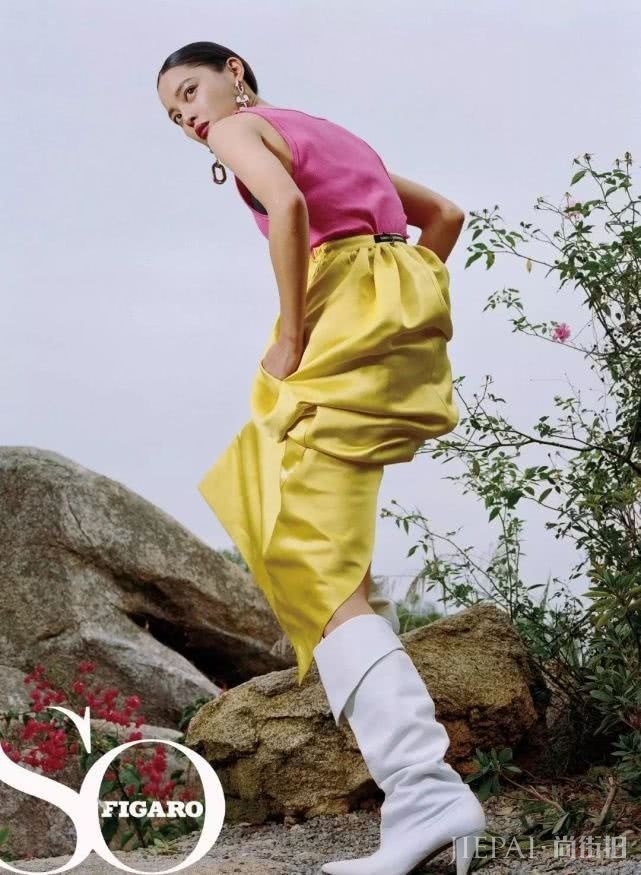 辛芷蕾登杂志封面,女王般躺姿极致性感