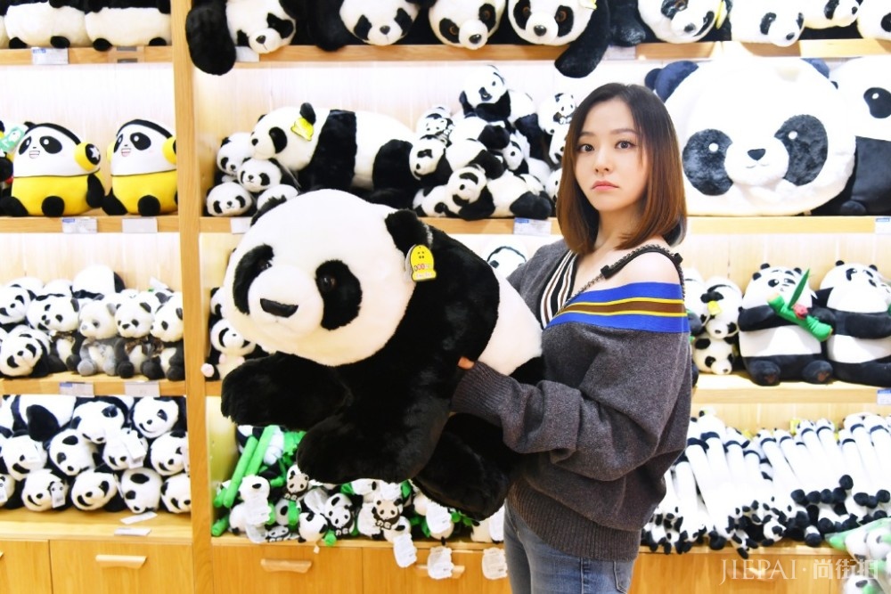 张靓颖穿开叉长裙，非常高贵典雅