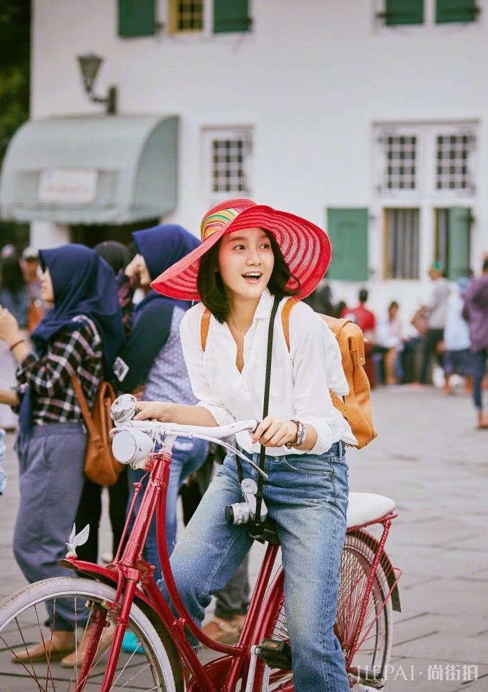 朱丹颜值高就是不一般，烂大街的大衣穿出时髦又优雅！