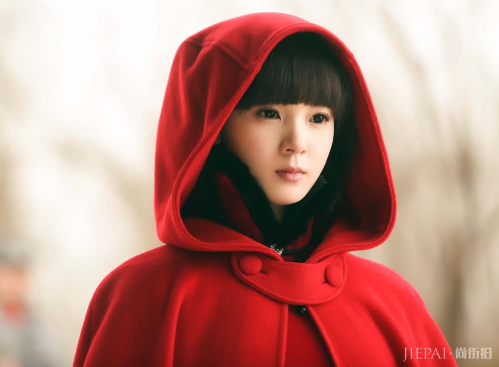 陈瑶烫了“龙须卷”刘海，气质变得更惊艳！