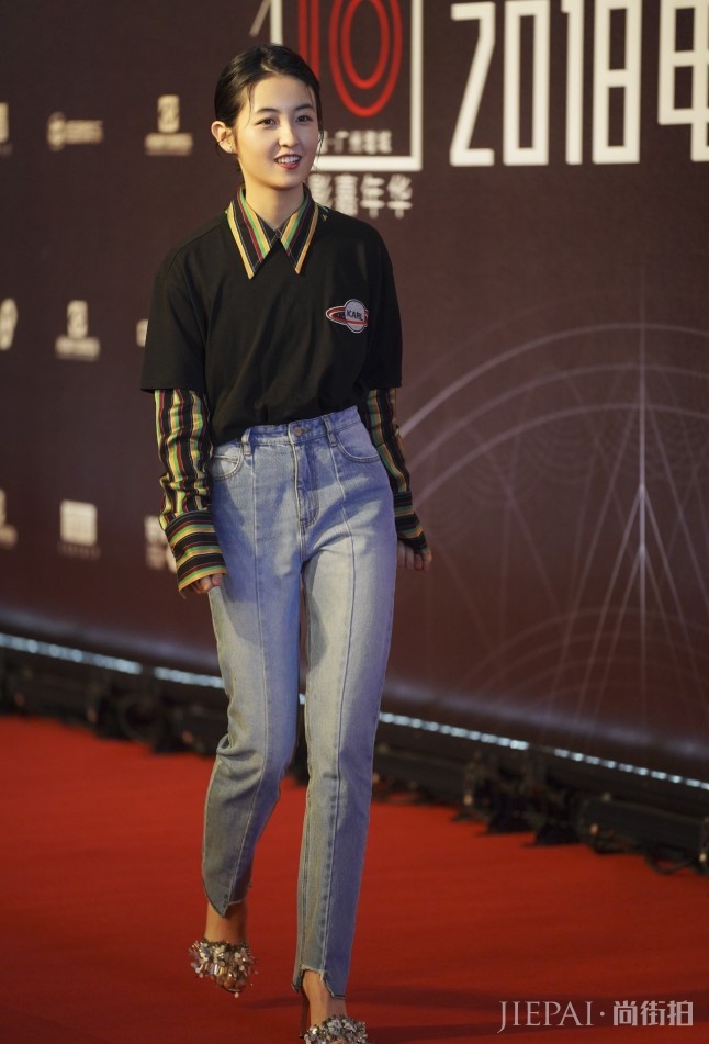 张子枫一身休闲装的穿搭风格!