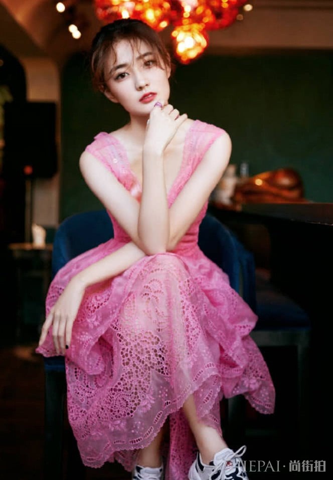 徐璐搭配“泡沫鞋”立马变潮，难怪能红！