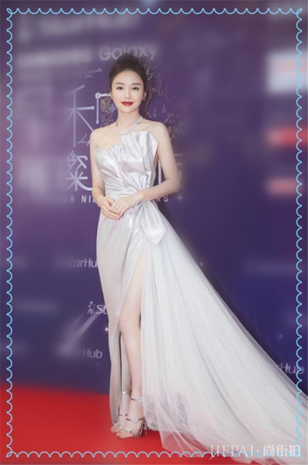 奚梦瑶和秦岚穿同款抹胸开叉裙,谁更美!